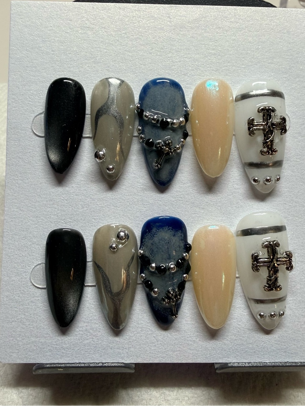 Medium almond goth press on nails size small